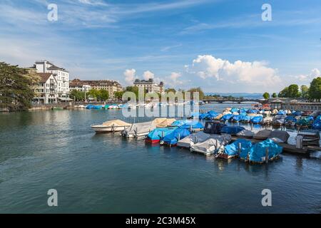 Vue panoramique sur le Limmat vers Limmatquai et la vieille ville de Zurich, avec le pont Quay (Quaibruecke), le lac de Zurich, la montagne des Alpes suisses et le ciel bleu cl Banque D'Images