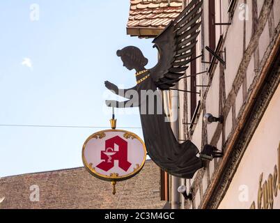 Nordlingen, Allemagne, 8 juin 2019: Apotheke, pharmacie signe en langue allemande Apotheke, pharmacie signe en langue allemande Banque D'Images