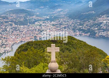 Vue panoramique aérienne sur le lac de Lugano, paysage urbain de Lugano, lors d'une journée d'été nuageux depuis le sommet de Monte San Salvatore avec la croix de l'église Banque D'Images