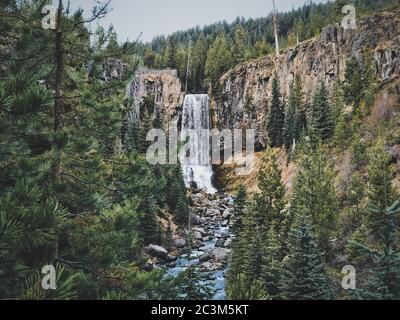 Photo incroyable de la cascade de Tumalo Falls dans l'Oregon, aux États-Unis Banque D'Images