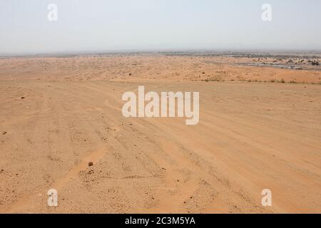 Les traces de pneus de véhicule 4RM (quatre roues motrices) sont imprimées dans les dunes de sable du désert arabe, en dehors des déplacements sur route, en train de s'attaquer aux dunes. Banque D'Images