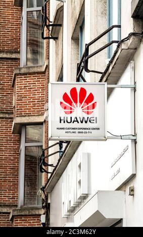 Bruxelles, Belgique 7 juillet 2019 : signe Huawei ; Huawei, une multinationale chinoise, est le plus grand fabricant d'équipements de télécommunications au monde. Banque D'Images