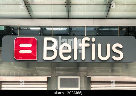 Bruxelles, BELGIQUE - 7 juillet 2019 : logo de la banque Belfius en dehors d'une succursale locale. Belfius Bank and Insurance est un PLC à but lucratif, fondé à l'origine pour rencontrer Banque D'Images