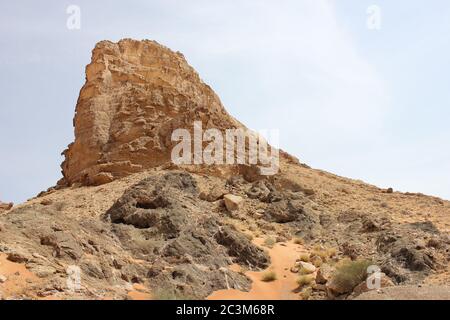 Fossil Rock est une formation de roche emblématique qui porte des fossiles marins dans les dunes de sable arides du désert à Sharjah, aux Émirats arabes Unis. Banque D'Images