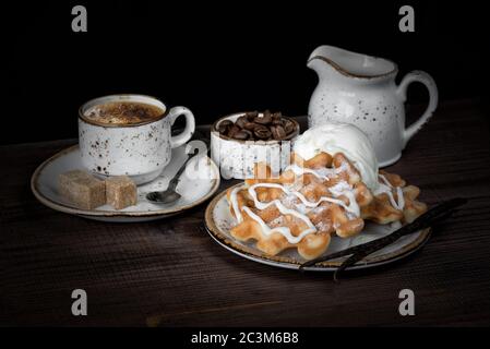 Tasse de café, gaufres et grains de café sur fond sombre Banque D'Images