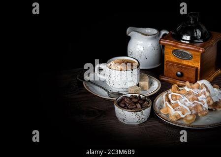 Tasse de café, gaufres, crème glacée, moulin à café et grains de café sur fond sombre, avec espace de copie Banque D'Images