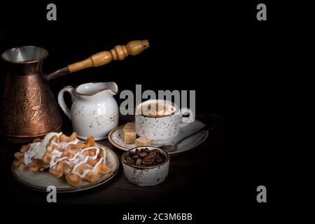 Tasse de café, gaufres, crème glacée, cafetière et grains de café sur fond sombre, avec espace pour les copies Banque D'Images