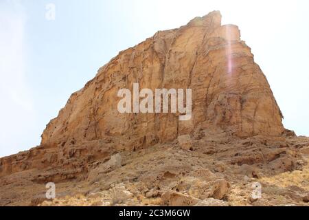 Fossil Rock est une formation de roche emblématique qui porte des fossiles marins dans les dunes de sable arides du désert à Sharjah, aux Émirats arabes Unis. Banque D'Images