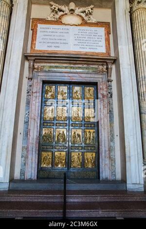 L'entrée de la porte Sainte à la basilique Saint-Pierre du Vatican Banque D'Images