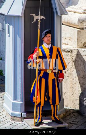 Membre de la Garde suisse en service sur la place Saint-Pierre au Vatican Banque D'Images