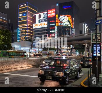 Taxi de la ville à Ginza Street, Tokyo, Japon la nuit. Banque D'Images