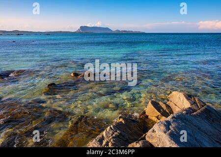 Vue panoramique sur la côte de la Costa Smeralda de la mer Tyrrhénienne et l'île d'Isola Tavolara vue depuis la station balnéaire de San Teodoro en Sardaigne, Italie Banque D'Images