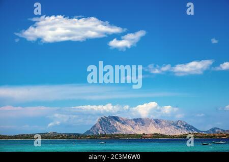 Vue panoramique sur la côte de la Costa Smeralda de la mer Tyrrhénienne et l'île d'Isola Tavolara vue depuis la station balnéaire de San Teodoro en Sardaigne, Italie Banque D'Images