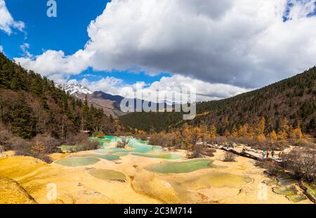 Vue imprenable sur les étangs colorés en cascade du parc national de Huanglong, province du Sichuan, Chine Banque D'Images