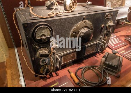 Un kit radio et un casque de la deuxième Guerre mondiale (fabriqués par National Company Inc; Type HRO-MX) ) exposés dans Bletchley Park, Bletchley. Buckinghamshire, Royaume-Uni. Banque D'Images