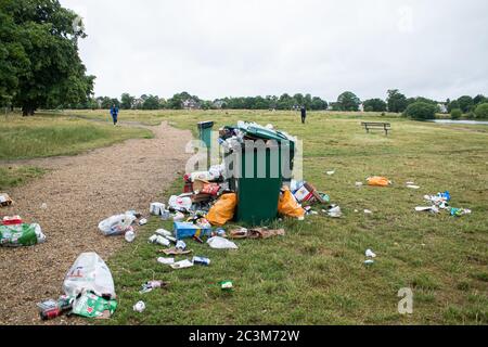 WIMBLEDON LONDRES, ROYAUME-UNI. 21 juin 2020. Des poubelles débordent sur Wimbledon Common, après que le gouvernement ait assoupli les restrictions de verrouillage et permis aux gens de se réunir en groupes de six personnes à l'extérieur. Crédit : amer ghazzal/Alay Live News Banque D'Images