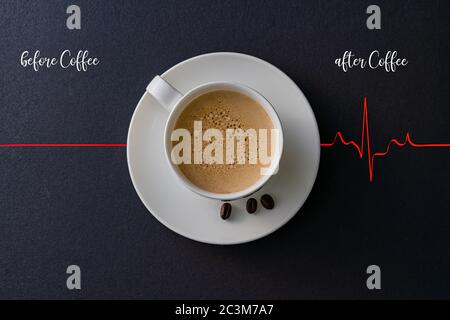 Gros plan d'une tasse de café avec un rouge cardiogramme cardiaque Banque D'Images