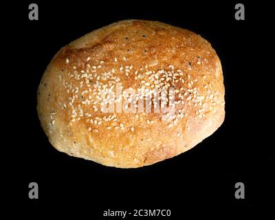 Gros plan sur le pain ciabatta sur fond noir avec espace vide. Banque D'Images