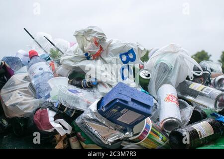 WIMBLEDON LONDRES, ROYAUME-UNI. 21 juin 2020. Des poubelles débordent sur Wimbledon Common, après que le gouvernement ait assoupli les restrictions de verrouillage et permis aux gens de se réunir en groupes de six personnes à l'extérieur. Crédit : amer ghazzal/Alay Live News Banque D'Images