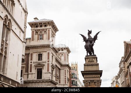 Le Bar Temple gothique dragon sculpture situé sur Fleet Street - le dragon symbolise la frontière sur la ville de Londres. Banque D'Images