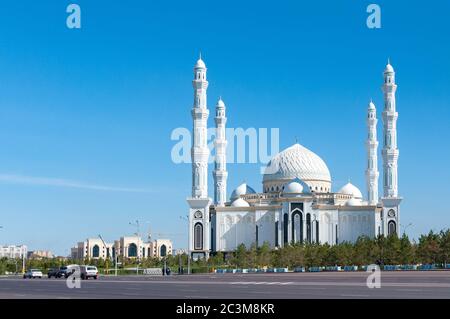 Belle mosquée blanche Hazrat Sultan à Astana sur ciel bleu clair, Kazakhstan Banque D'Images