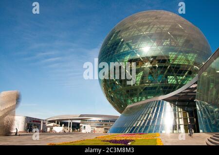 Vue sur le bâtiment moderne en forme de sphère du Pavillon International d'exposition spécialisée - Astana EXPO 2017, Kazakhstan Banque D'Images