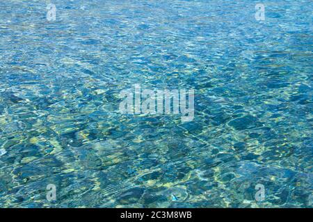 Magnifique cadre des transparent clair comme de l'eau de mer à sunny day Banque D'Images