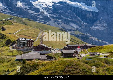 Kleine Scheidegg, Suisse - 22 août 2015 - touristes à la gare de Kleine Scheidegg, la gare de transfert de Jungfrau Railway à la f Banque D'Images