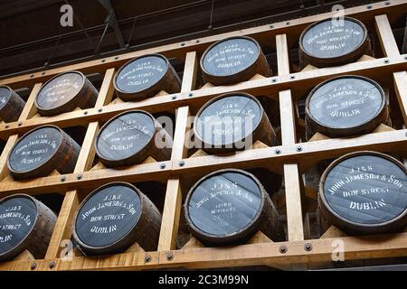 DUBLIN, IRLANDE - 26 juin 2019 : la distillerie Jameson est l'un des célèbres producteurs irlandais de whisky. Musée irlandais du whisky à Dublin Banque D'Images