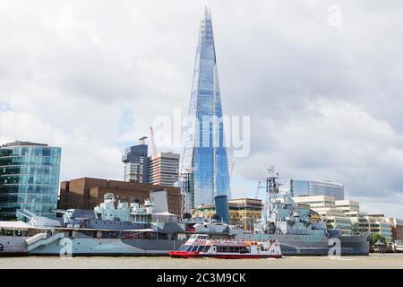 LONDRES, Royaume-Uni - 19 août 2017 : Shard Bulding, Belfast et les gratte-ciel de Londres. Vue depuis la Tamise Banque D'Images