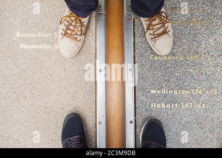 LONDRES, Royaume-Uni - 19 AOÛT 2017 - Observatoire royal de Greenwich Park, Londres, Royaume-Uni. Les pieds des touristes sont sur le méridien de premier choix. Banque D'Images