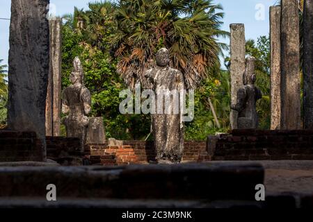 Ruines de l'ancienne image House à Mudu Maha Vihara à Pottuvil au Sri Lanka représentant une statue de Bouddha sculptée en pierre. Banque D'Images