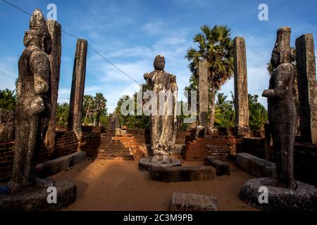 Ruines de l'ancienne image House à Mudu Maha Vihara à Pottuvil au Sri Lanka représentant une statue de Bouddha sculptée en pierre. Banque D'Images