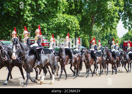 LONDRES, Royaume-Uni - 25 août 2017 : célèbres London Horse Guards. Cérémonie de la relève des gardes au palais de Buckingham Banque D'Images