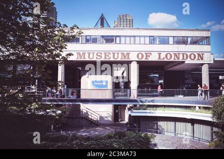 LONDRES, Royaume-Uni - 25 août 2017 : le Musée de Londres documente l'histoire de la préhistoire à l'époque moderne. Le musée est situé sur le mur de Londres, clos Banque D'Images