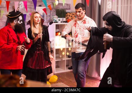 Groupe d'amis dans la danse de costume d'halloween. Banque D'Images