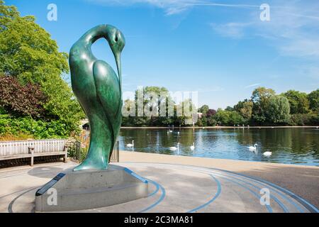 LONDRES, Royaume-Uni - 25 août 2017 : statue d'Isis, déesse égyptienne de la maternité qui pourrait prendre la forme d'un oiseau placé dans Hyde Park. Sculpture de cygne. Banque D'Images