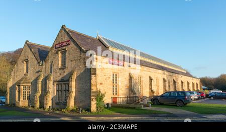 The Old Station à Richmond, North Yorkshire - restauré et réaménagé comme un cinéma, un café, une boutique et une micro-brasserie Banque D'Images