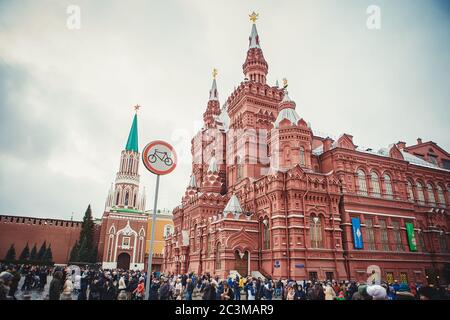 MOSCOU - 02 JANVIER 2017 : de nombreux touristes marchent sur la place Rouge. Bâtiment du musée historique Banque D'Images