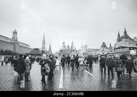 MOSCOU - 02 JANVIER 2017 : les touristes marchent sur la place Rouge. Photographie en noir et blanc Banque D'Images