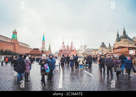MOSCOU - 02 JANVIER 2017 : les touristes marchent sur la place Rouge Banque D'Images