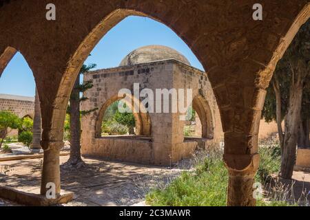 Arcades du monastère Ayia Napa, Chypre. Le site culturel le plus intéressant à visiter dans la ville, le bâtiment actuel date à environ 1500. Banque D'Images