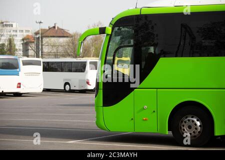 Bus touristique électrique dans une rue de la ville Banque D'Images