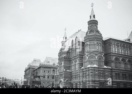 MOSCOU - 02 JANVIER 2017 : de nombreux touristes marchent sur la place Rouge. Bâtiment du musée historique. Photographie en noir et blanc Banque D'Images