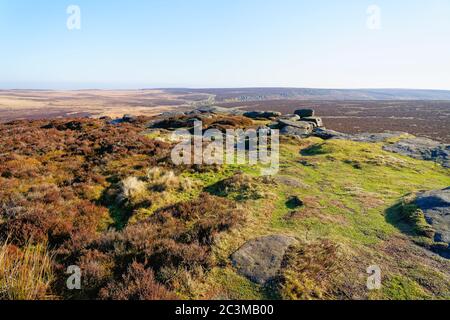 Une journée d'hiver brumeuse qui vous fait traverser la campagne du Derbyshire depuis le sommet de Stanage Edge Banque D'Images
