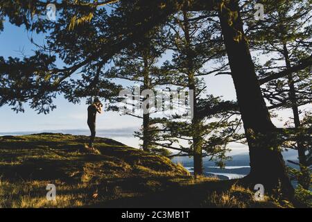 SALT SPRING ISLAND, CANADA - 21 septembre 2019 : un homme prend une photo du sommet du mont Maxwell, sur Salt Spring Island, en début de soirée. Banque D'Images