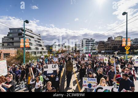 VANCOUVER, CANADA - 27 septembre 2019 : des milliers de personnes se rassemblent pour se joindre à la militante pour le climat Greta Thunberg dans une grève mondiale contre le climat afin de protester contre l'inaction b Banque D'Images