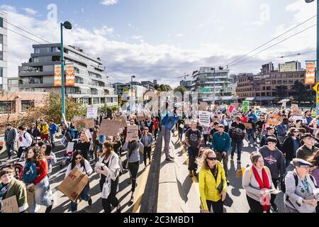 VANCOUVER, CANADA - 27 septembre 2019 : des milliers de personnes se rassemblent pour se joindre à la militante pour le climat Greta Thunberg dans une grève mondiale contre le climat afin de protester contre l'inaction b Banque D'Images