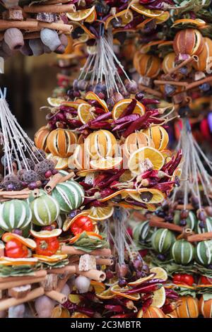 Gros plan de la stalle de marché de Noël à Vienne, Autriche. Décorations de Noël à base de fruits secs, légumes et épices Banque D'Images