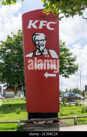 Affiche du service au volant du Kentucky Fried Chicken. Banque D'Images